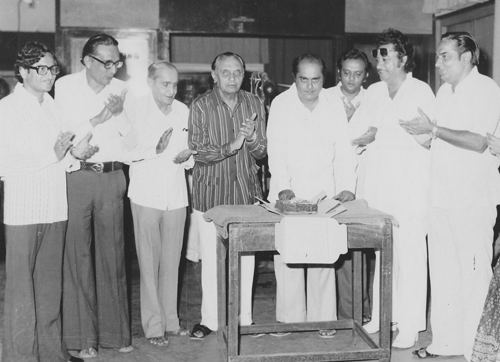 Arun Bhatt in a song recording with Kishore Kumar