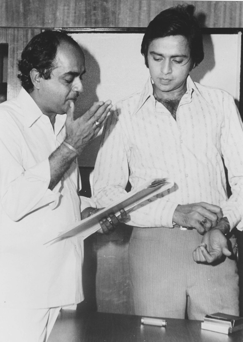Arun Bhatt with Vinod Mehra on the sets of Vardaan